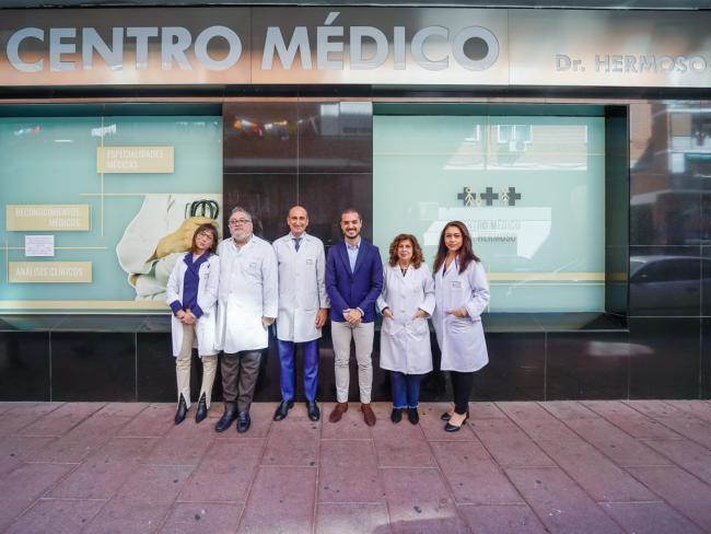 El alcalde, Alejandro Navarro Prieto, visitando el centro médico Dr. Hermoso, junto a su gerente, Javier Hermoso y otros trabajadores de la clínica