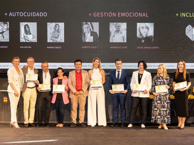 Miriam Gutiérrez recibiendo su diploma como finalista de los premios Somos Fanes de la Salud y Bienestar