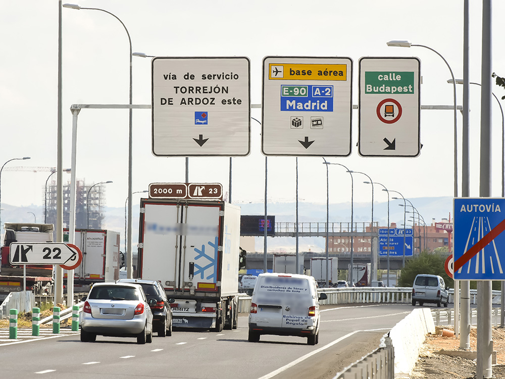 Abierto el acceso desde la A2 a Torrejón por la calle Budapest tras las obras de mejora realizadas que dotan de mayor capacidad a esta entrada a la ciudad