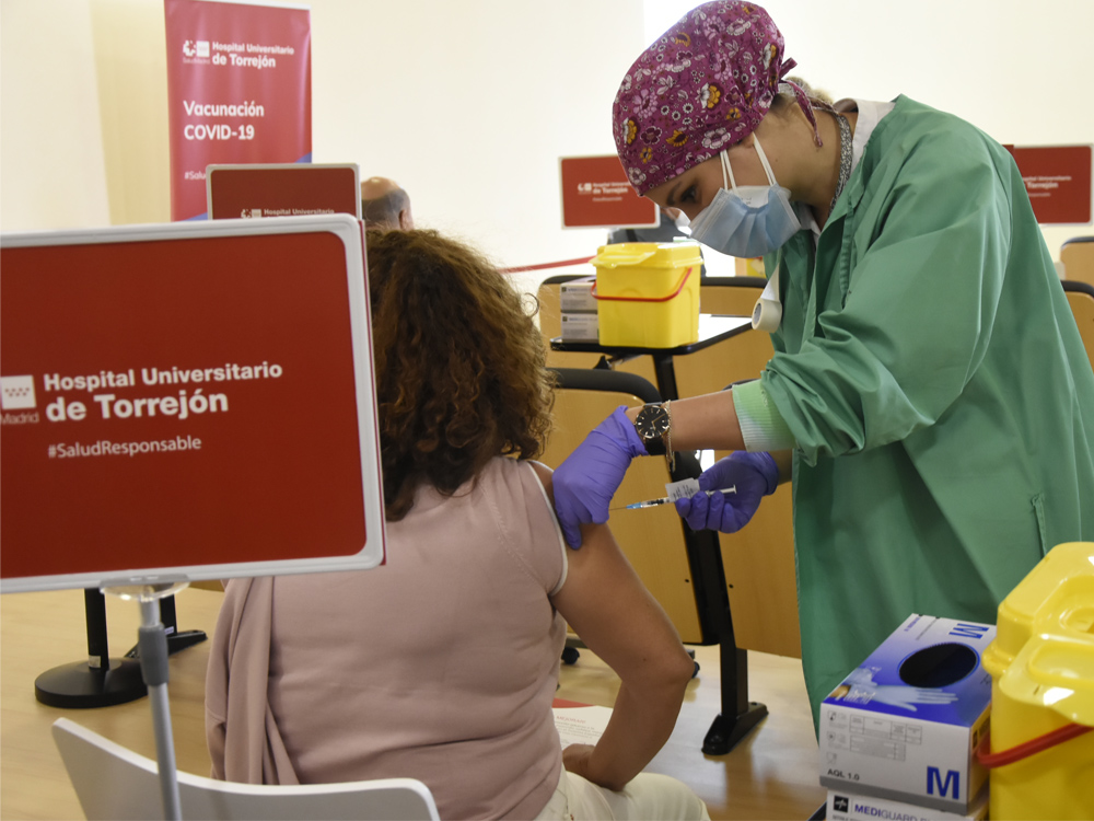 Sigue la vacunación masiva contra la Covid-19 en el Hospital de Torrejón y resto de centros habilitados, pudiéndose vacunar desde los 12 años en adelante 