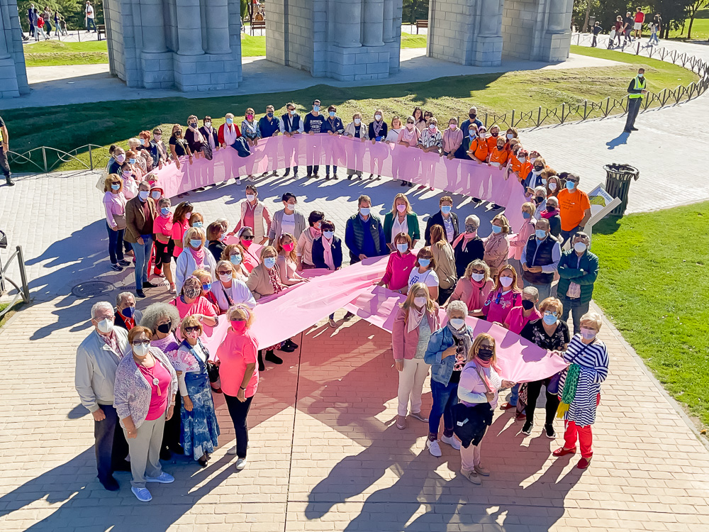 Torrejón de Ardoz se sumó a la conmemoración del Día Mundial contra el Cáncer de Mama con un gran lazo humano rosa en el Parque Europa 