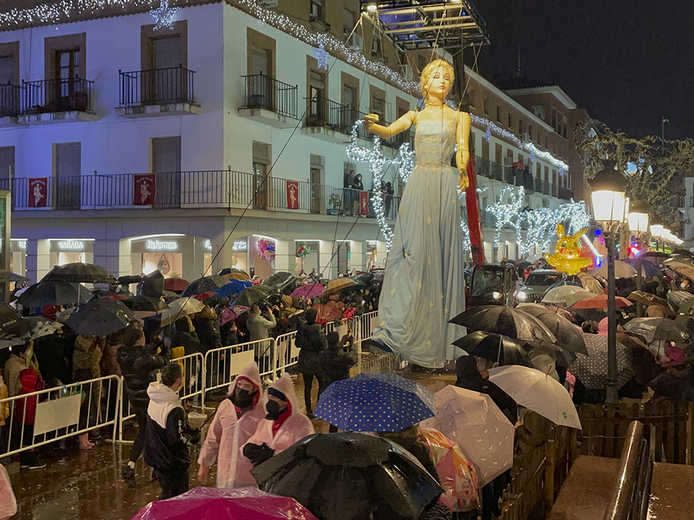 Torrejón de Ardoz hizo un espectacular recibimiento a Sus Majestades los Reyes Magos con la Gran Cabalgata de Reyes de Luz, a pesar de la lluvia  