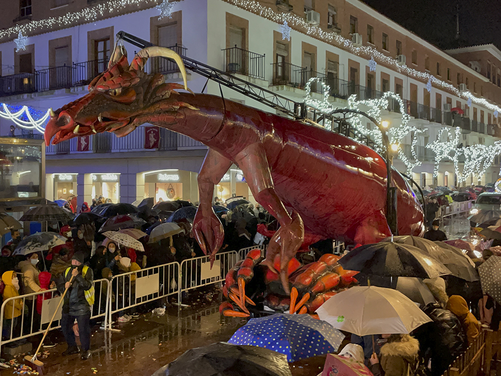 Torrejón de Ardoz hizo un espectacular recibimiento a Sus Majestades los Reyes Magos con la Gran Cabalgata de Reyes de Luz, a pesar de la lluvia  