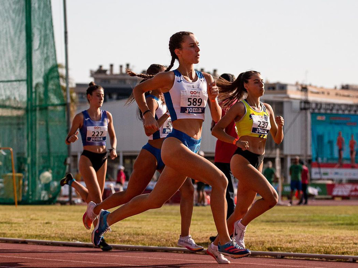 La atleta torrejonera Andrea Moreno, medalla de oro en el Campeonato de Madrid en 400 metros y bronce en el de España en 800 metros, en categoría sub-20 
