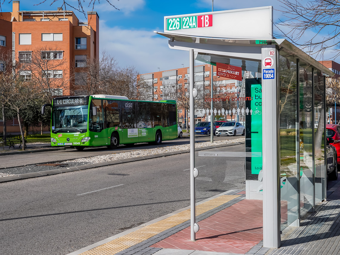 El Ayuntamiento de Torrejón de Ardoz ha reformado 46 paradas de autobús repartidas por toda la ciudad para hacerlas más accesibles a las personas con movilidad reducida
