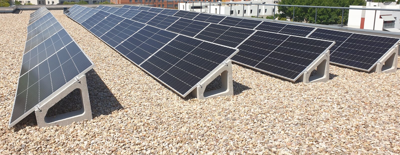 Instalación de paneles solares en estos centros educativos que producen ahorros energéticos en cada uno de ellos y evitan emisiones de CO2 a la atmosfera
