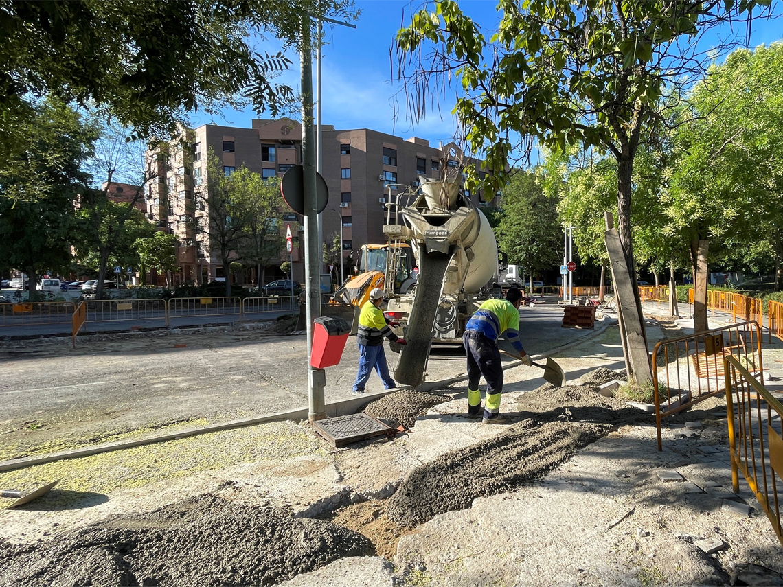 Rotonda en construcción en el barrio de Zarzuela, en el cruce de la avenida Descubrimientos con Cristóbal Colón