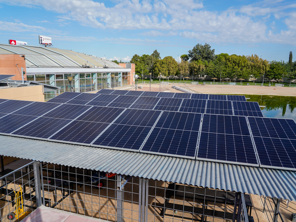 En el Complejo Deportivo Juan Antonio Samaranch se han instalado placas solares en la piscina de invierno