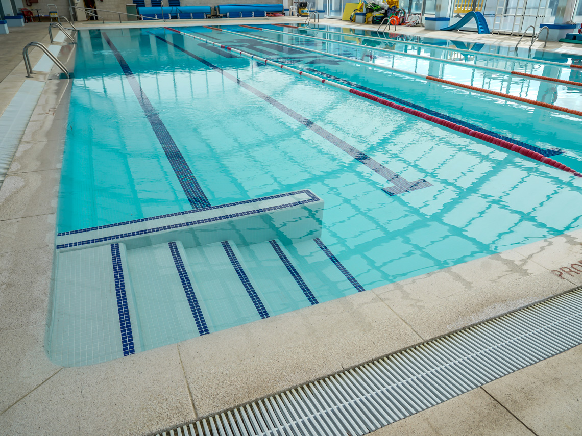 En la piscina de la Ciudad Deportiva Joaquín Blume se ha instalado una nueva escalera de acceso al vaso de la piscina de 25 metros para personas con movilidad reducida