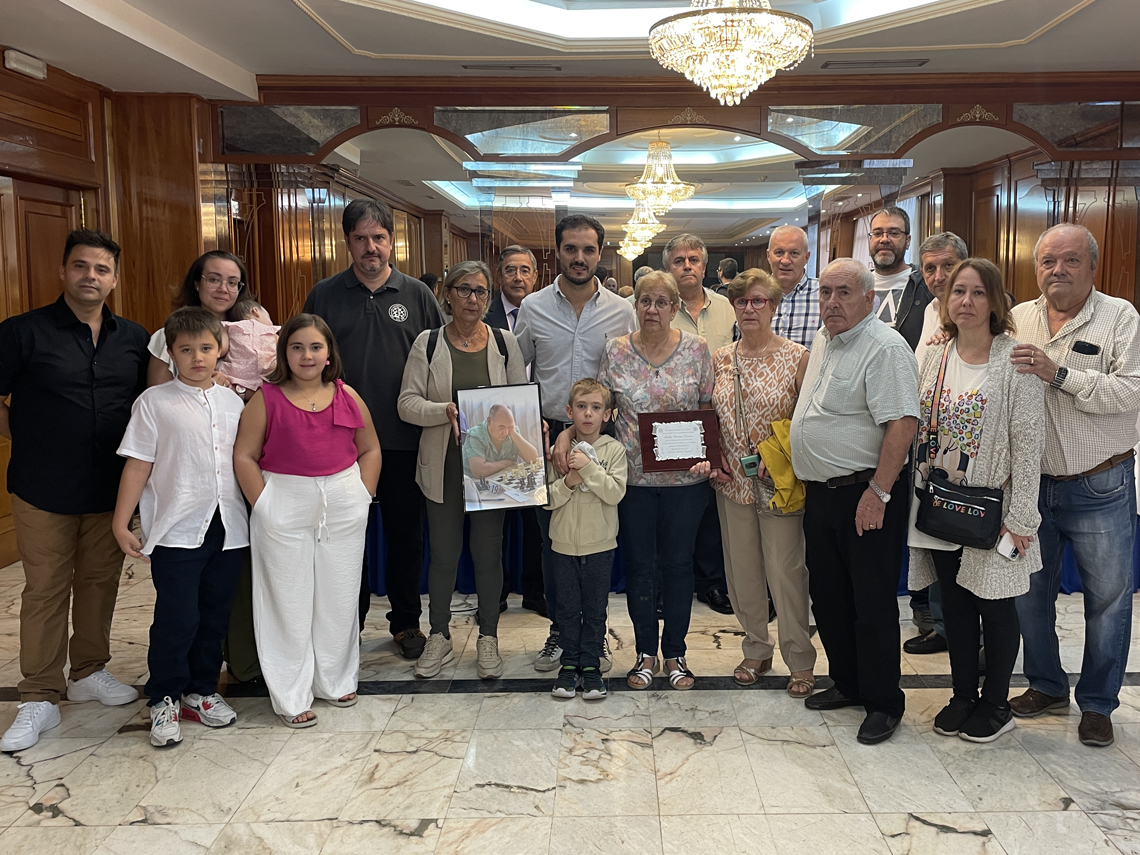 La familia de Adolfo Bermejo acudió al homenaje que le hizo el Club de Ajedrez Torrejón