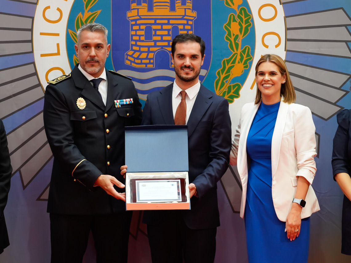 El alcalde y el comisario de la Policía Local de Torrejón, Luis Antonio Moreno, con el reconocimiento