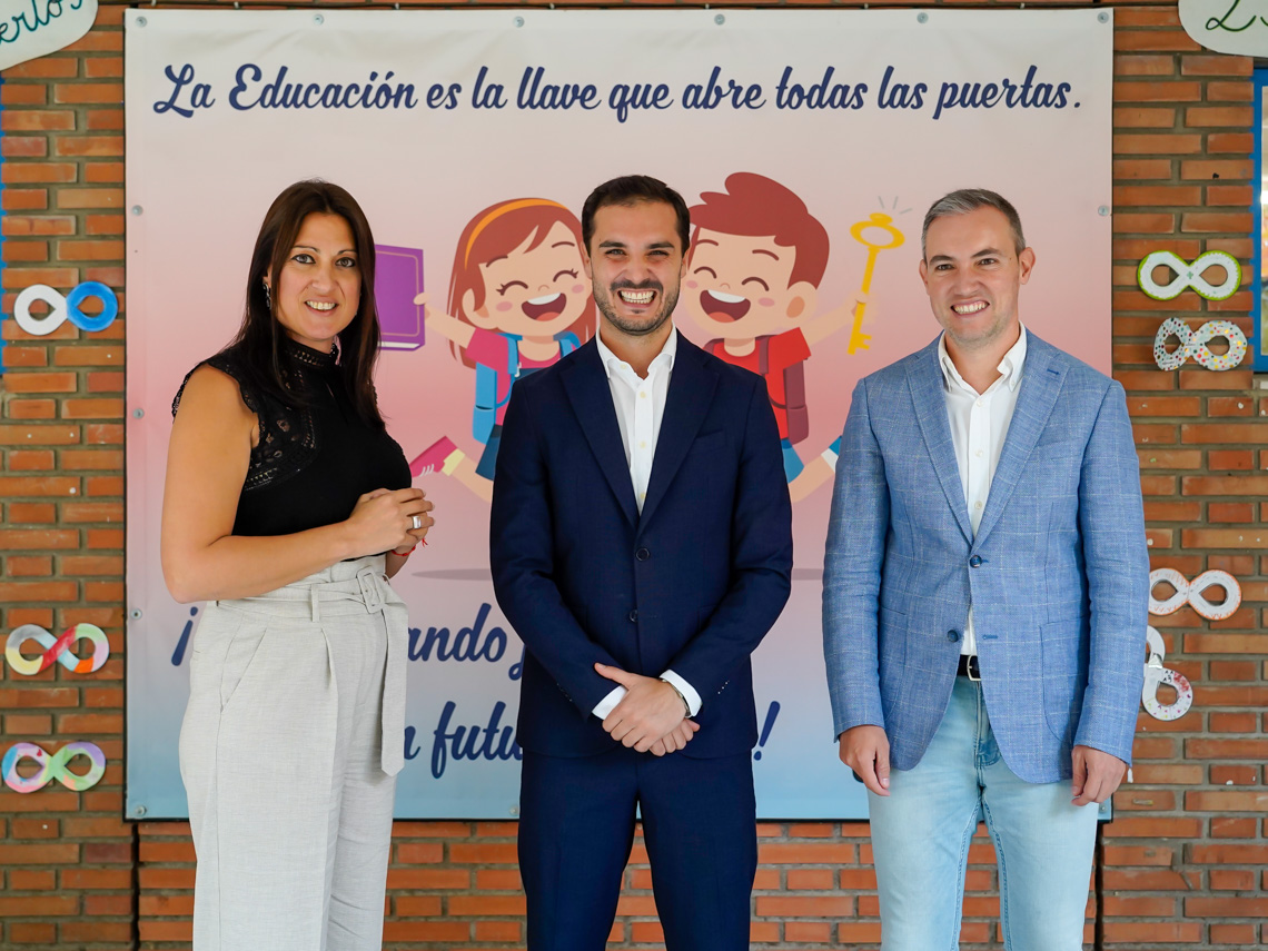 El alcalde, Alejandro Navarro Prieto, visita el colegio Gabriel y Galán 