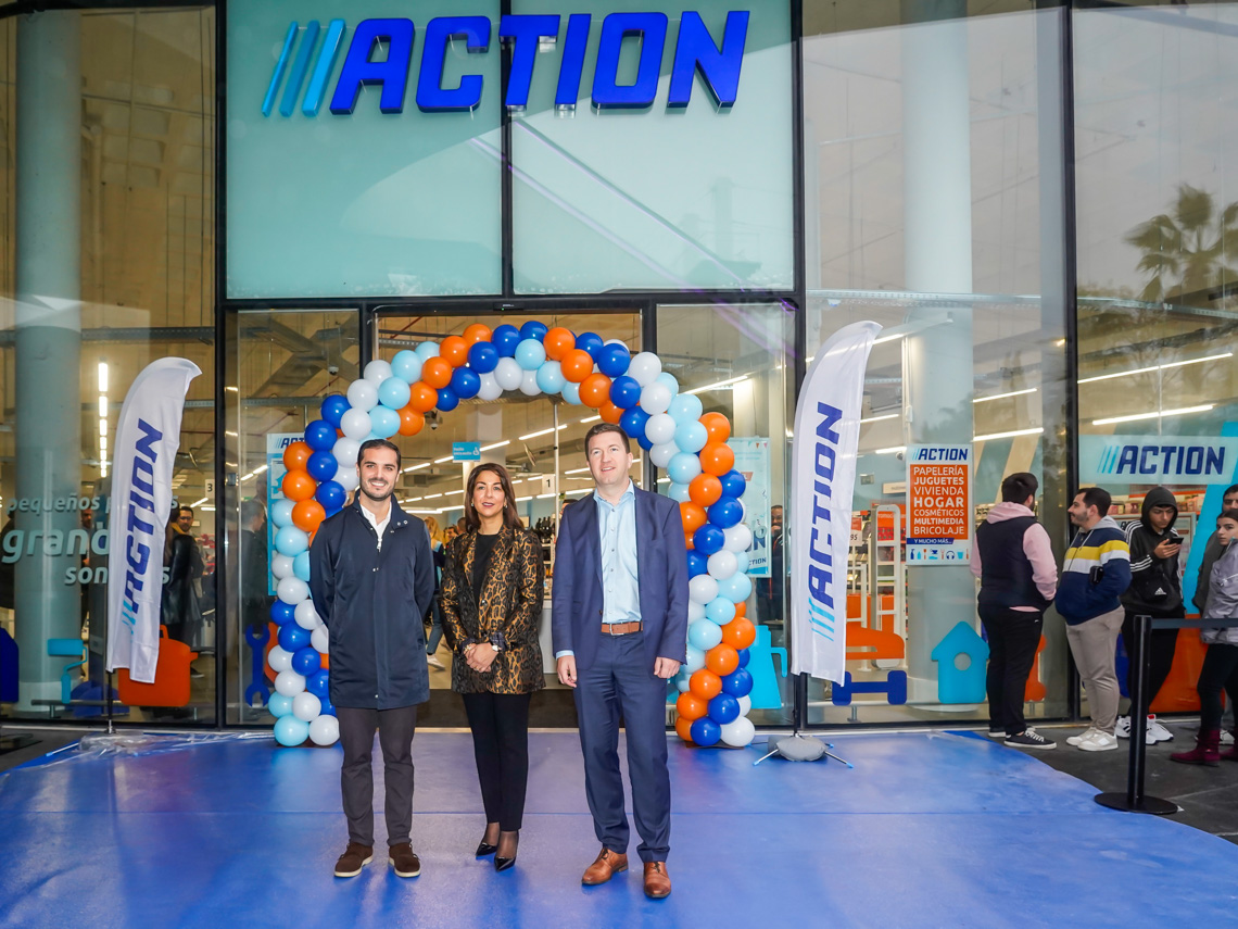El alcalde, Alejandro Navarro Prieto, en la inauguración de la nueva tienda Action en el Centro Comercial Oasiz Madrid junto a los responsables y trabajadores del establecimiento 