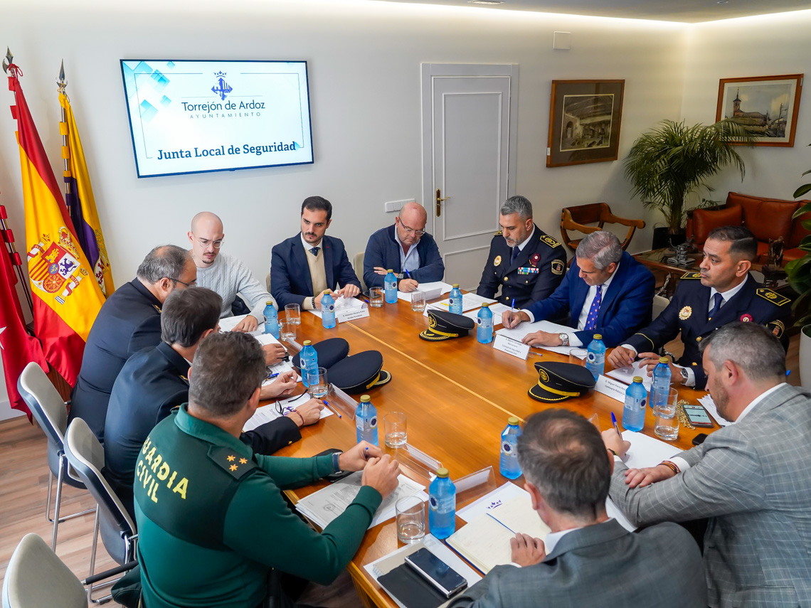 La Junta Local de Seguridad se reúne en el Ayuntamiento de Torrejón de Ardoz para coordinar el dispositivo de seguridad que se va a desplegar durante la Navidad en la ciudad