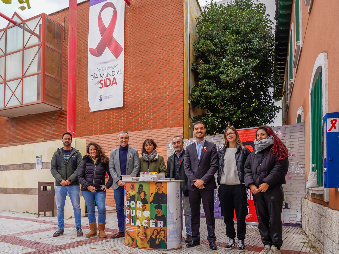 El alcalde, Alejandro Navarro Prieto, y por el concejal de Bienestar, Educación e Inmigración, Rubén Martínez, visitando el punto informativo instalado con motivo del Día Mundial del SIDA