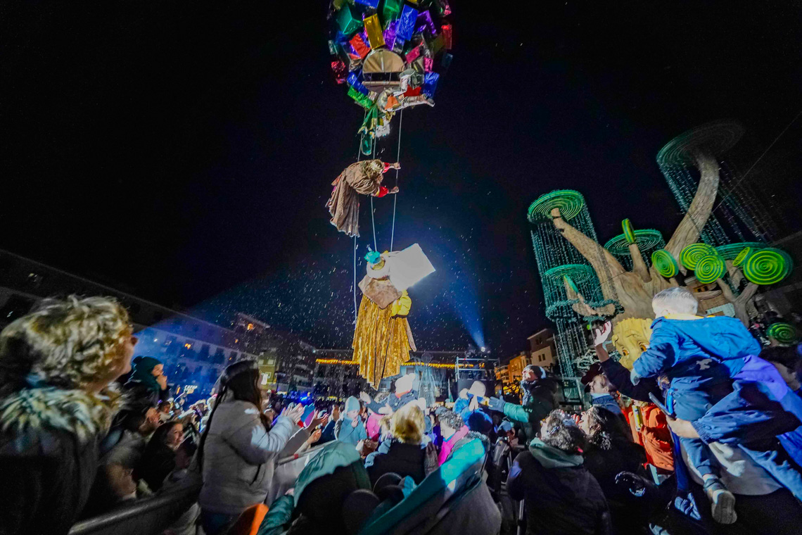Gran Cabalgata de Reyes de Luz 2024 - Espectáculo Aéres Reyes Magos del Grupo Puja!
