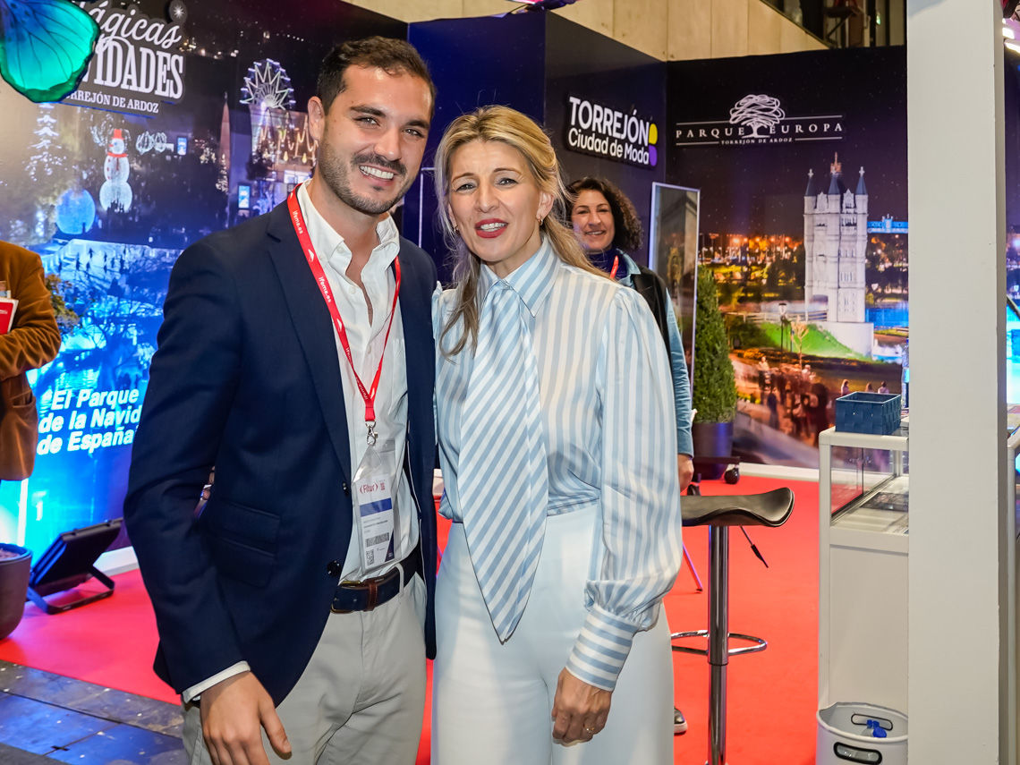 El alcalde, Alejandro Navarro Prieto, junto a la vicepresidenta segunda del Gobierno de España, Yolanda Díaz, en el stand de Torrejón