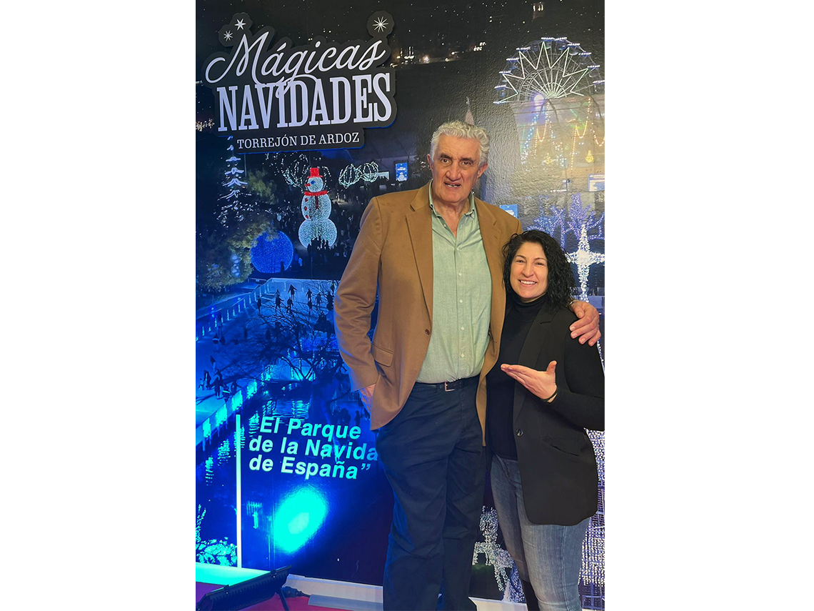 El ex jugador de baloncesto, Fernando Romay, con la concejala de Turismo, Miriam Gutiérrez