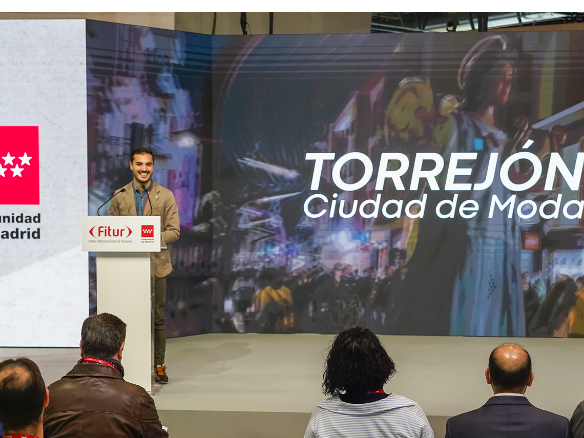 El alcalde, Alejandro Navarro Prieto, en el stand de la Comunidad de Madrid, presentando la oferta turística de la ciudad