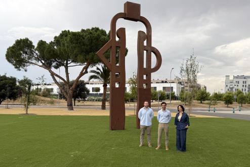 El alcalde, Alejandro Navarro Prieto, el 1er teniente de alcalde y concejal de Urbanismo, Vivienda y Juventud, Víctor Miranda, y la concejala de Medios Ambiente, Esperanza Fernández, en la rotonda más próxima al nuevo barrio de Aldovea