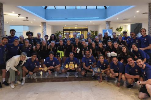 Miriam Gutiérrez con las jugadoras del primer equipo del Atlético de Madrid femenino y el cuerpo técnico