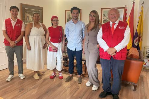 El alcalde, Alejandro Navarro Prieto, con los impulsores de la iniciativa solidaria a la que se ha unido el Ayuntamiento de Torrejón de Ardoz