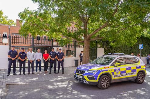 El alcalde, Alejandro Navarro Prieto, el concejal de Seguridad, Alberto Cantalejo, y responsables policiales en el instituto Palas Atenea, acompañados por la directora del centro, Inmaculada Gutiérrez