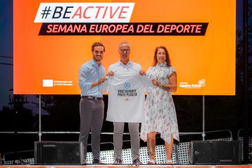 El alcalde, Alejandro Navarro, el subdirector adjunto del Gabinete de Presidencia del Consejo Superior de Deportes y coordinador nacional de la Semana Europea del Deporte, Juan Martorell, y la concejala de Deportes y Turismo, Miriam Gutiérrez, en el Parque Europa donde se celebraron las actividades centrales en España de la Semana Europea del Deporte 2026