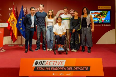 Alejandro Navarro y Miriam Gutiérrez junto a varios de los deportistas que estuvieron presentes en el acto