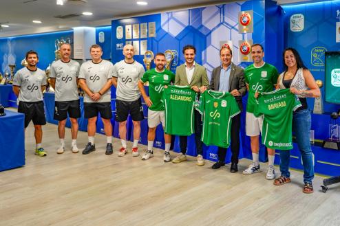 El alcalde, Alejandro Navarro, y la concejala de Deportes y Turismo, Miriam Gutiérrez, posando con las camisetas de la nueva temporada junto al director general, José Carlos Delgado, los capitanes, Jesús Herrero y Cecilio, y el cuerpo técnico, con el entrenador, Alberto Riquer, al frente