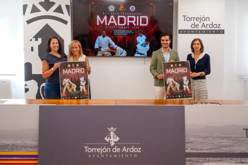 De izquierda a derecha: Miriam Gutiérrez, concejala de Deportes y Turismo, Neli Lorenzo, presidenta de la Federación Madrileña de Judo y Deportes Asociados y vicepresidenta de la Real Federación Española, Alejandro Navarro, alcalde de Torrejón de Ardoz, y Joaquina Joaquín, directora del Centro Comercial Parque Corredor