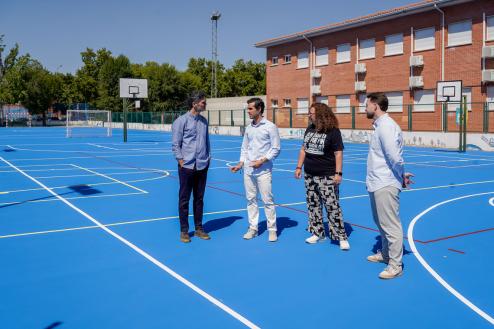 El alcalde, Alejandro Navarro Prieto, y el 1er teniente de alcalde y concejal de Urbanismo, Vivienda y Juventud, Víctor Miranda, con Félix Barrios Rabano, nuevo director del Miguel de Cervantes y Maria del Mar Diaz Juanino, anterior directora del centro en la pista deportiva del centro educativo