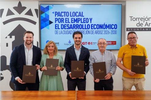 El alcalde, Alejandro Navarro Prieto, el 1er teniente de alcalde, Víctor Miranda, el secretario general de CCOO Henares, Vicente García Castillo, el secretario general de la Unión Comarcal Este de UGT Madrid, Jesús La Roda, y la secretaria general de AEDHE, Pilar Fernández en la firma del importante acuerdo