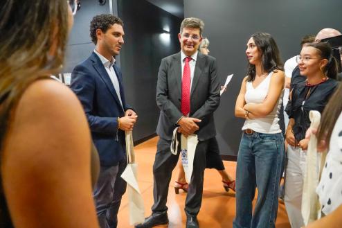 El alcalde de Torrejón de Ardoz, Alejandro Navarro, y el rector de la Universidad de Alcalá, Carmelo García, con algunos de los estudiantes, que participaron en la jornada de Puertas Abiertas