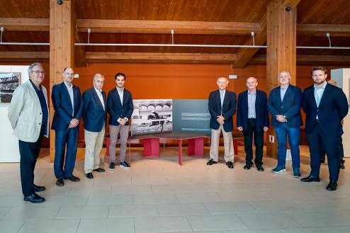 El alcalde, Alejandro Navarro, el 1er teniente de alcalde, Víctor Miranda, y el concejal de cultura, José Antonio Moreno, con los responsables de la exposición