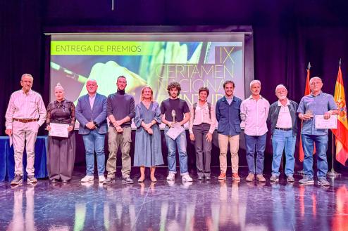 El alcalde, Alejandro Navarro Prieto, y el concejal de Cultura, José Antonio Moreno, con los premiados en el IX Certamen Nacional de Pintura “Ciudad de Torrejón de Ardoz” 