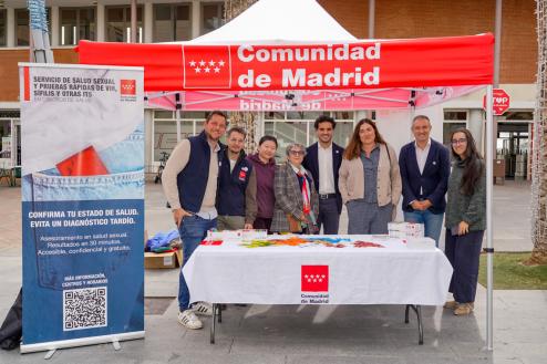 El alcalde, Alejandro Navarro Prieto, y el concejal de Bienestar, Educación e Inmigración, Rubén Martínez, visitando el stand informativo situado en Plaza España