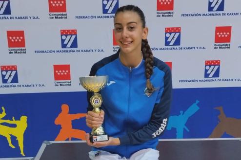 María Lozano con el trofeo de campeona de Madrid en la categoría junior -53 kilos