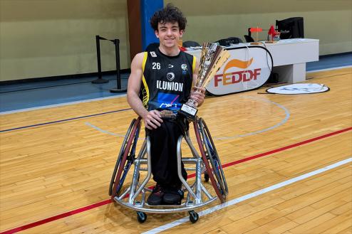 Samuel Pariente con el trofeo de campeón de la Supercopa de España