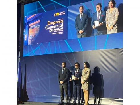 El alcalde de Torrejón de Ardoz, Ignacio Vázquez, entregó el galardón en la categoría de Empresa Comercial en los Premios AEDHE a la Excelencia Empresarial a la empresa torrejonera, Fersan, que cuenta con tres ópticas en la ciudad 