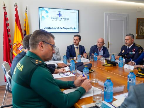 La Junta Local de Seguridad se reúne en el Ayuntamiento de Torrejón de Ardoz para coordinar el dispositivo de seguridad que se va a desplegar durante la Navidad en la ciudad