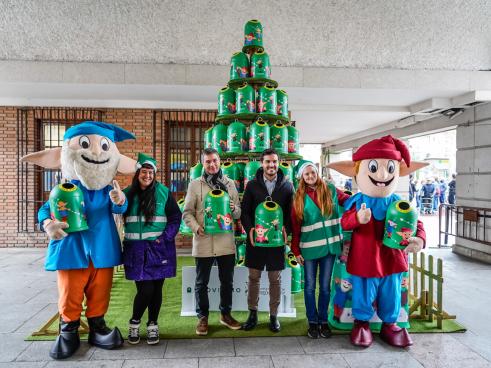 El alcalde, Alejandro Navarro Prieto, junto al gerente de la Comunidad de Madrid de Ecovidrio, Carlos del Corte Revuelta, presentando la iniciativa