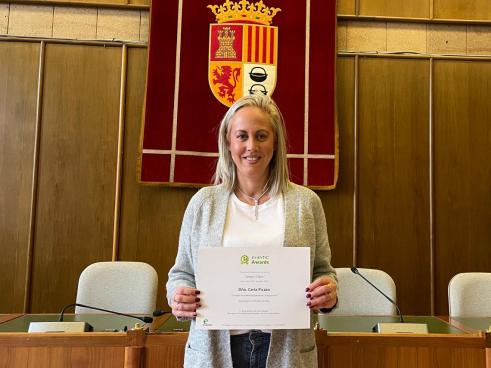 Carla Picazo con el diploma de finalista en los enerTIC Awards en la categoría “Smart Cities”