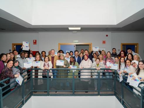 El alcalde, Alejandro Navarro Prieto, y el concejal de Bienestar, Educación e Inmigración, Rubén Martínez, con los alumnos de los cursos que han recibido su diploma