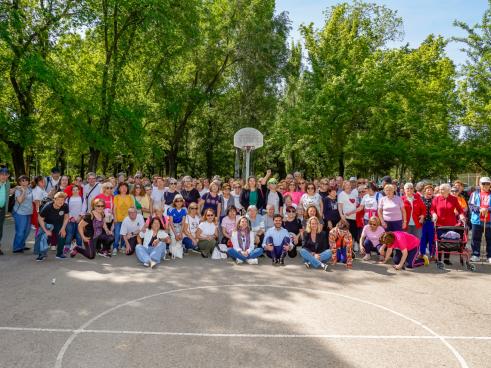 El alcalde, Alejandro Navarro Prieto, la concejala de Mayores, Ana Verónica González, la edil de Sanidad, Carla Picazo y la concejala de Deportes y Turismo, Mirian Gutiérrez, con los participantes en desayuno saludable con gimnasia en el Parque Veredillas