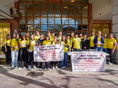 El alcalde, Alejandro Navarro Prieto, y el concejal de Bienestar, Educación e Inmigración, Rubén Martínez, junto a los estudiantes del IES León Felipe, presentando el III Maratón de Sangre