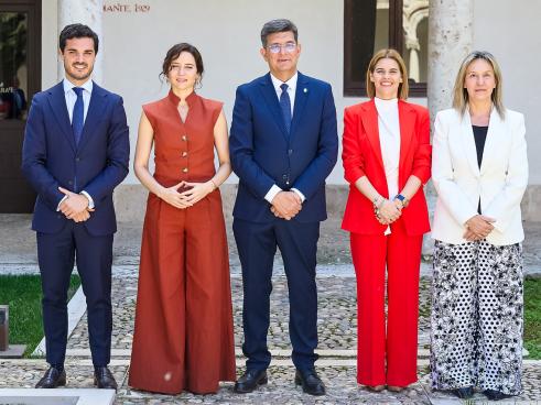 El alcalde de Torrejón, Alejandro Navarro Prieto, junto a Carmelo García, rector de la Universidad de Alcalá, la presidenta de la Comunidad de Madrid, Isabel Díaz Ayuso, y las alcaldesas de Alcala de Henares, Judith Piquet, y Guadalajara, Ana Guarinos