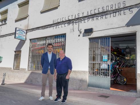El alcalde, Alejandro Navarro Prieto, con Pedro Martin-Loeches "Pichin", a la puerta de su establecimiento