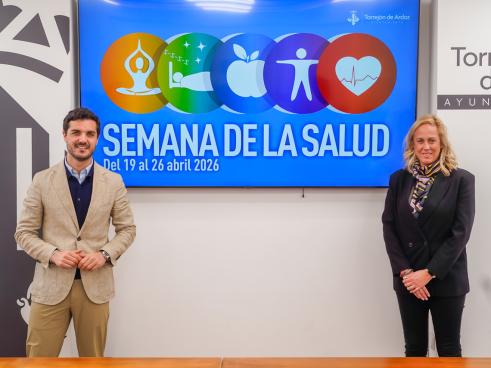 El alcalde, Alejandro Navarro Prieto, y la concejala de Sanidad, Digitalización y Transparencia, Carla Picazo, presentando la iniciativa