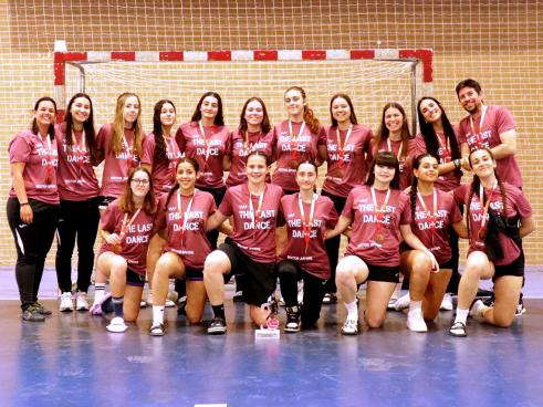 Equipo juvenil femenino del Club Balonmano Torrejón que ha quedado tercero en la fase final de la Comunidad de Madrid
